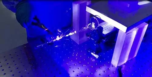 藍光激光器產業化應用：革新高反材料加工領域，新能源電池、3C優勢突出